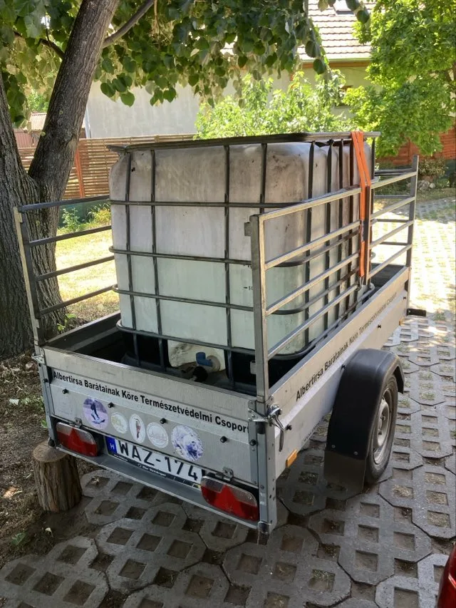 Falocsolásra készülődés IBC tartállyal