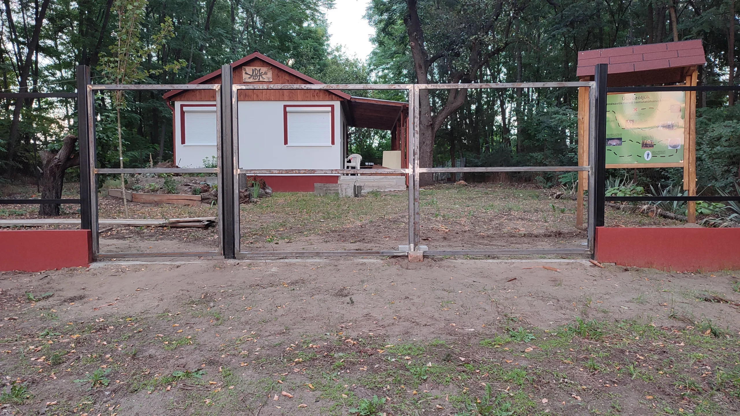 Készül a kerítés