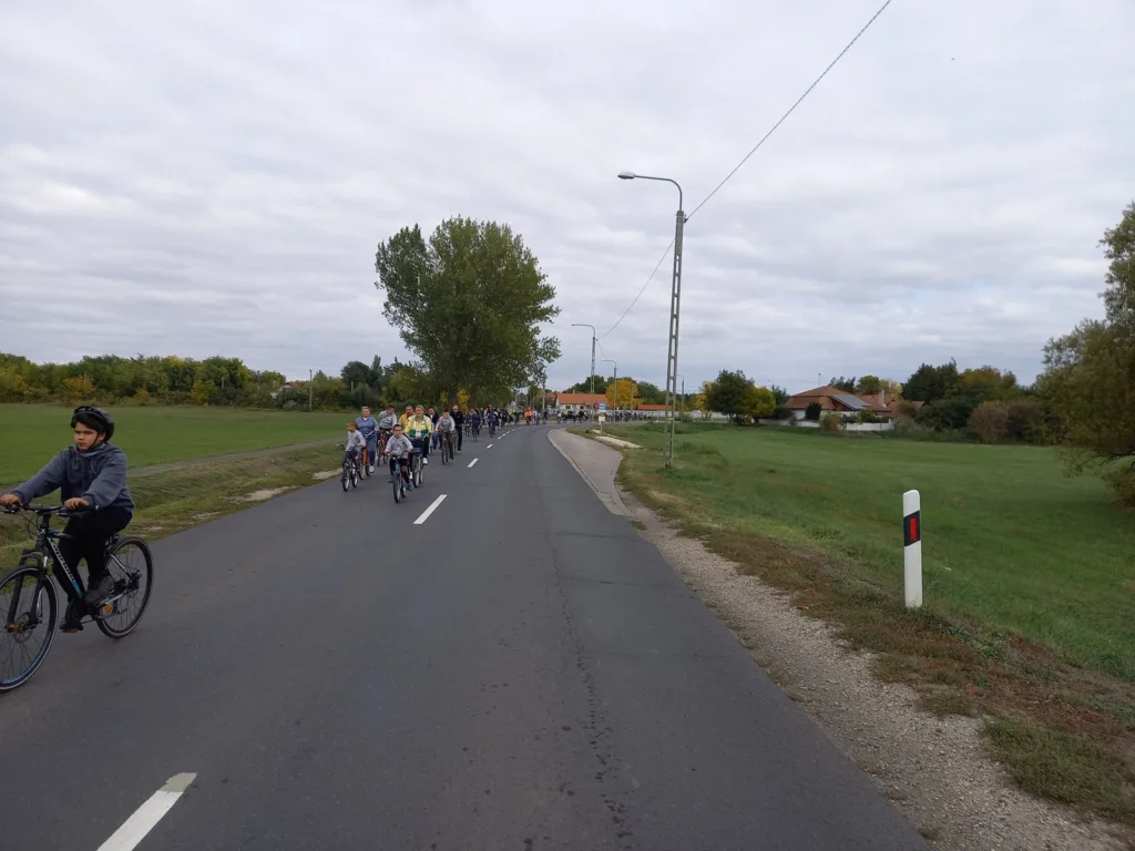 Lusta vasárnap 2025 - tömeg a Pesti úton