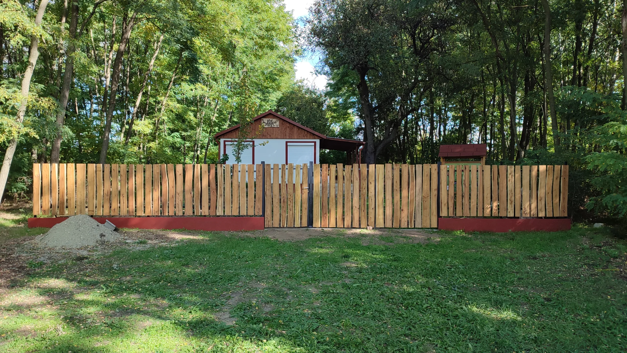 Bemutatóház kerítés kívülről